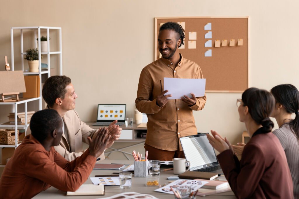 coup moyen de personnes travaillant au bureau